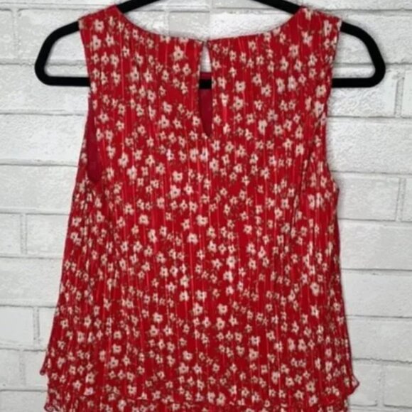 Banana Republic Red Floral Pleated Tank Top - Picture 7 of 11